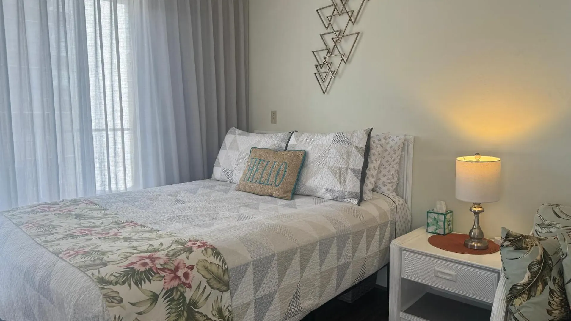 Apartment Tropical Studios at Marine Surf Waikiki: Beachfront Oasis with Full Kitchen Honolulu