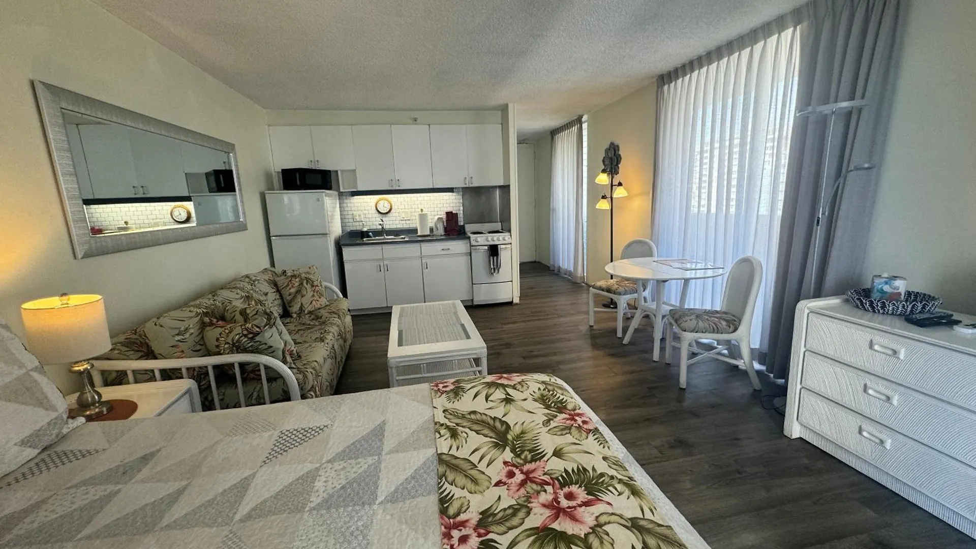 Tropical Studios at Marine Surf Waikiki: Beachfront Oasis with Full Kitchen Honolulu 0*,