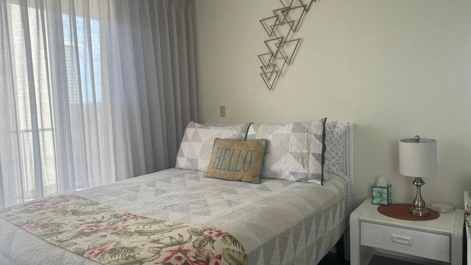 Apartment Tropical Studios at Marine Surf Waikiki: Beachfront Oasis with Full Kitchen Honolulu