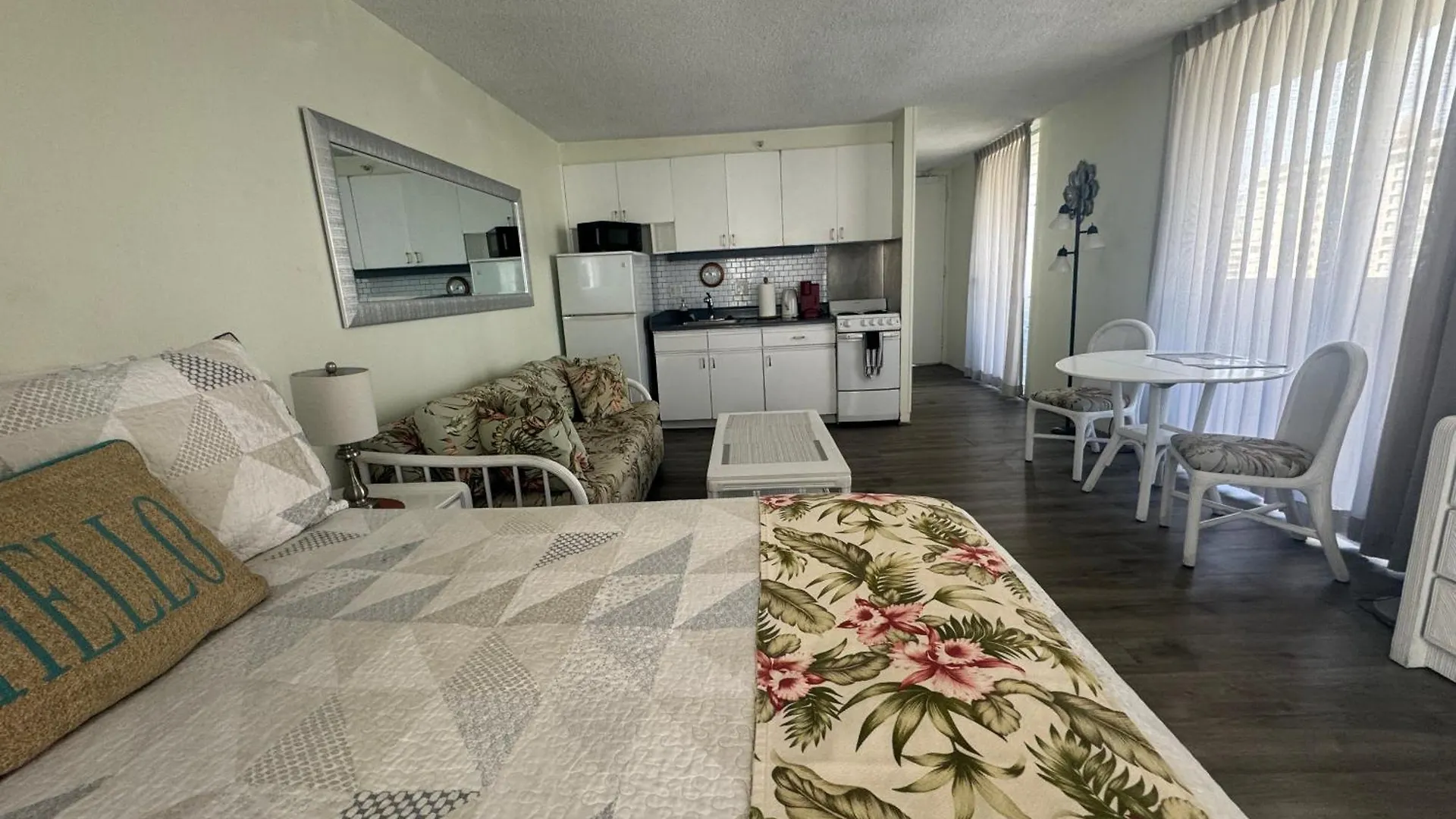 Tropical Studios at Marine Surf Waikiki: Beachfront Oasis with Full Kitchen Honolulu 0*,