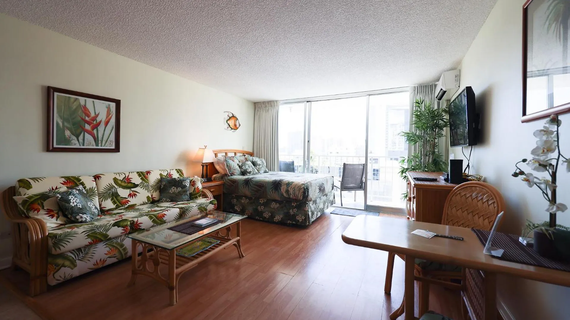 Apartment Tropical Studios at Marine Surf Waikiki: Beachfront Oasis with Full Kitchen Honolulu