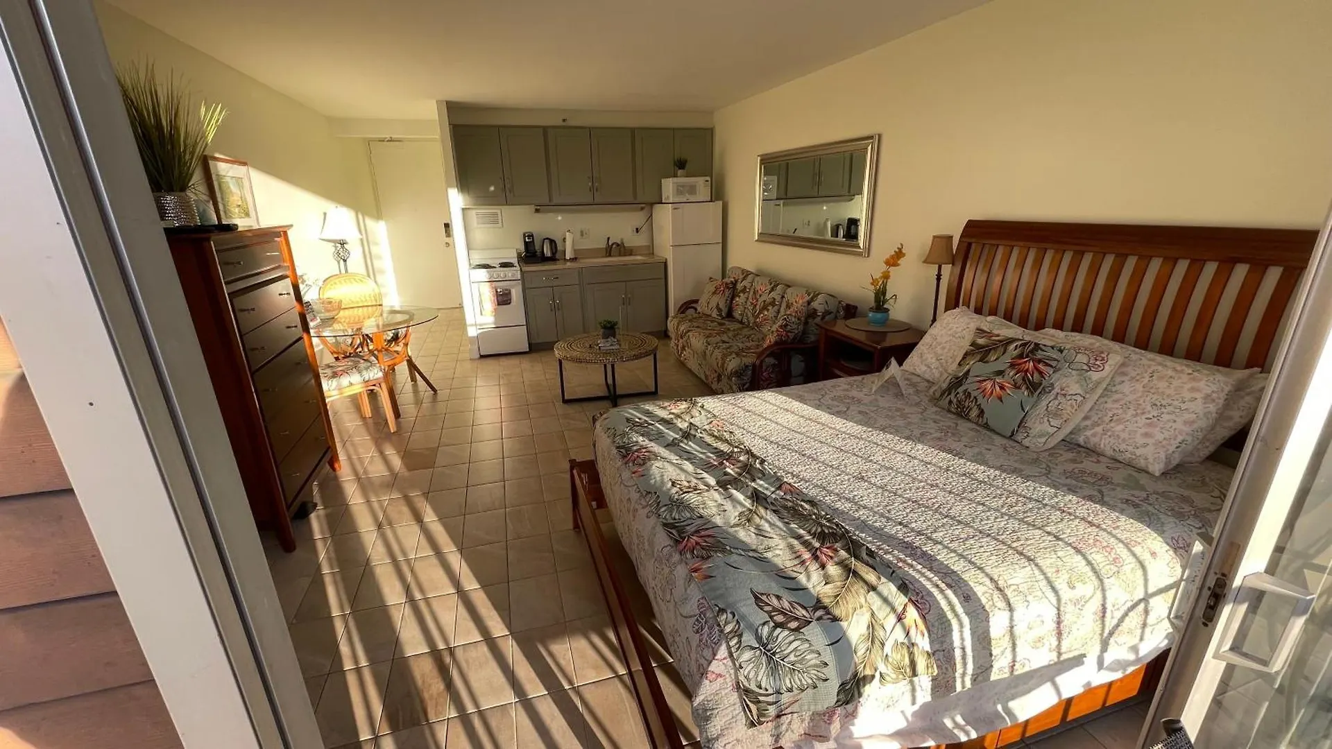 Apartment Tropical Studios at Marine Surf Waikiki: Beachfront Oasis with Full Kitchen Honolulu United States