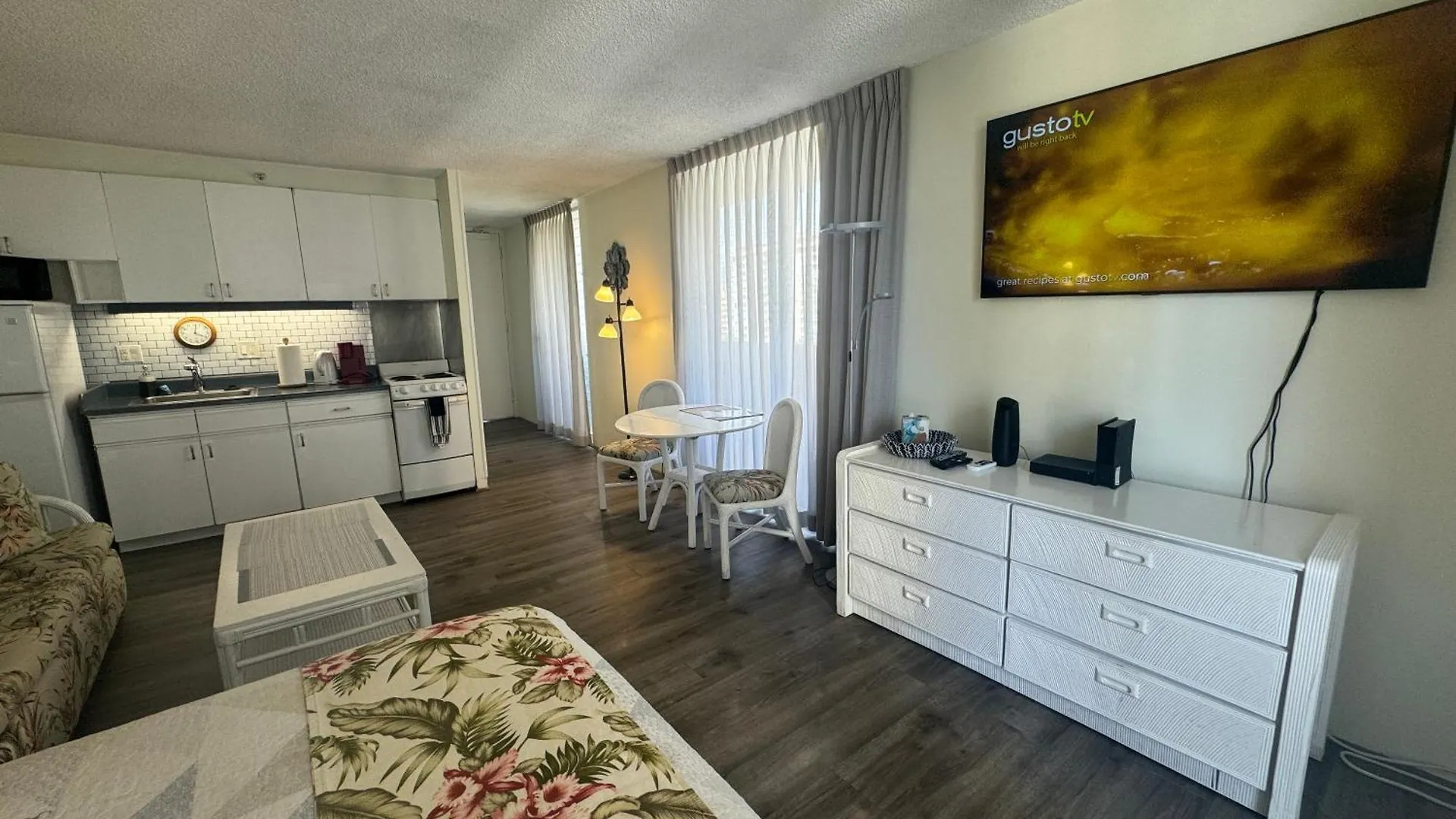 Tropical Studios At Marine Surf Waikiki - Free Parking - Best Location - Full Kitchen - Swimming Pool Honolulu Apartman