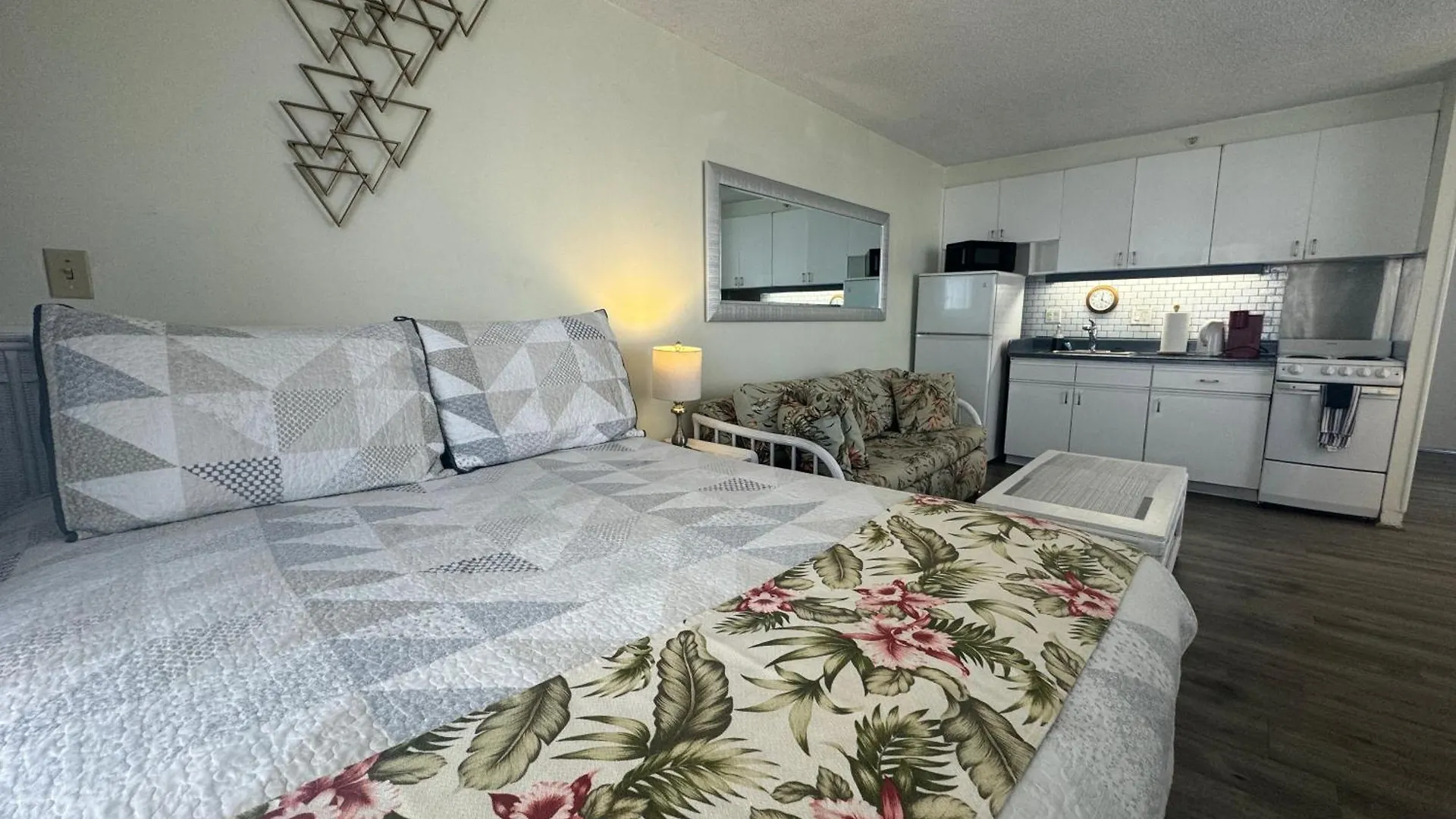 Tropical Studios At Marine Surf Waikiki - Free Parking - Best Location - Full Kitchen - Swimming Pool Honolulu