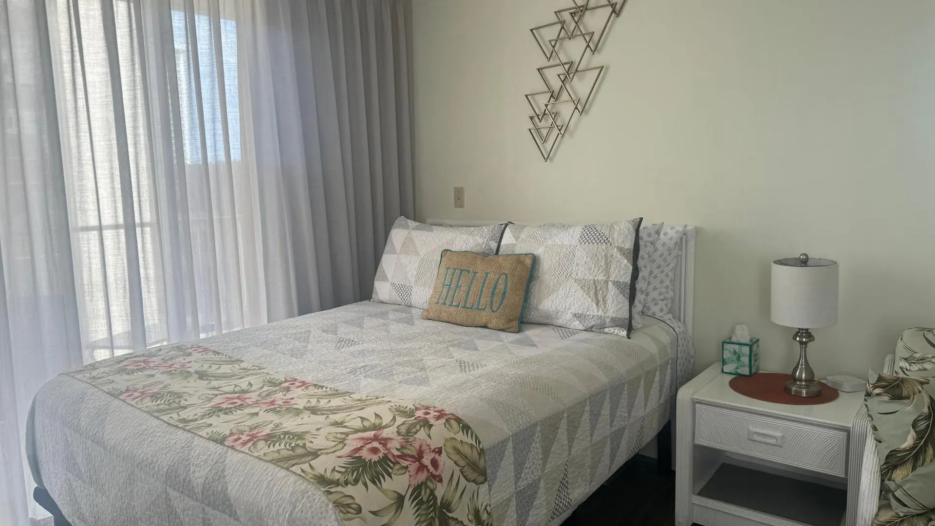 Tropical Studios At Marine Surf Waikiki - Free Parking - Best Location - Full Kitchen - Swimming Pool Honolulu 0*,
