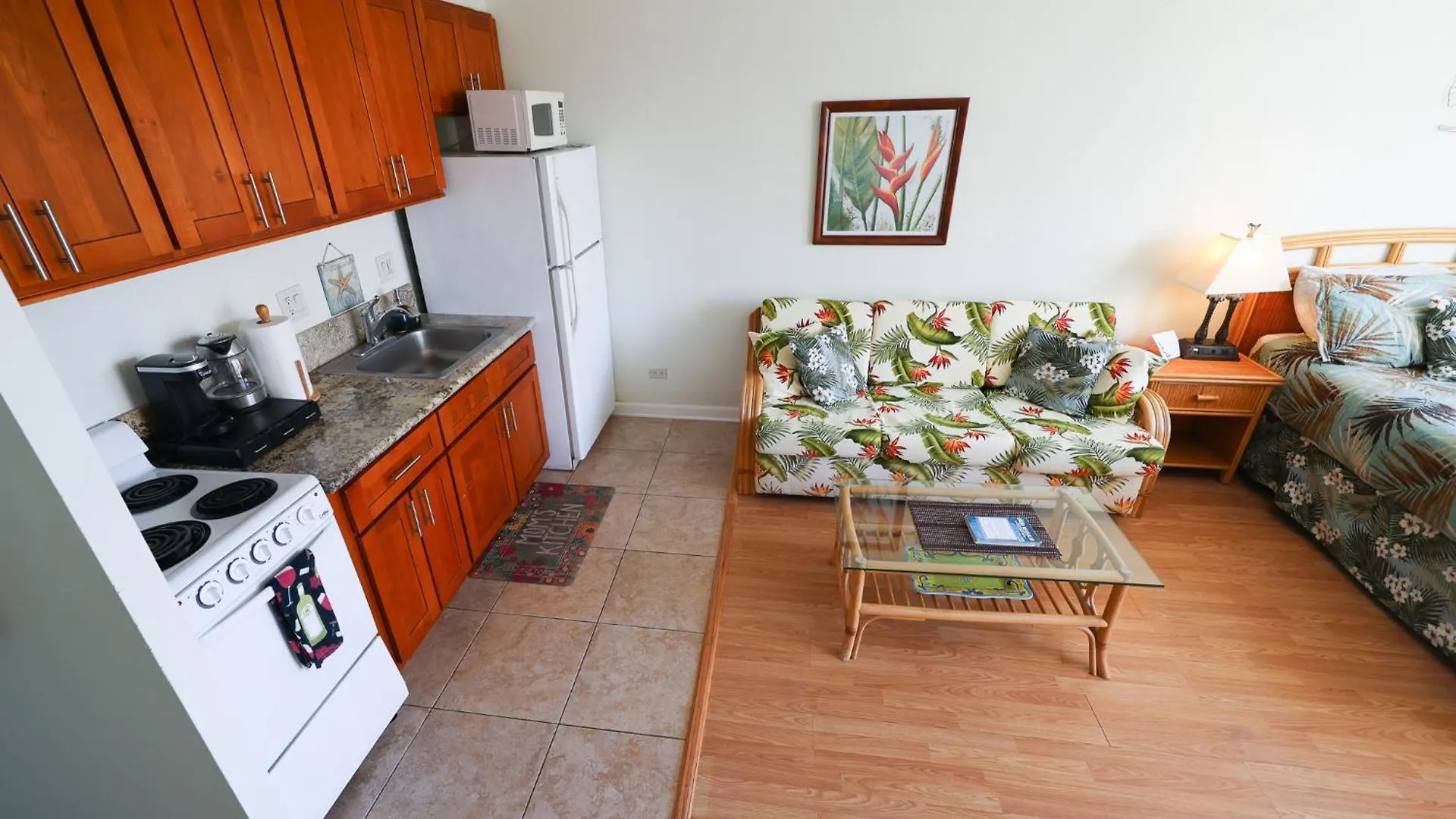 Tropical Studios At Marine Surf Waikiki - Free Parking - Best Location - Full Kitchen - Swimming Pool Honolulu