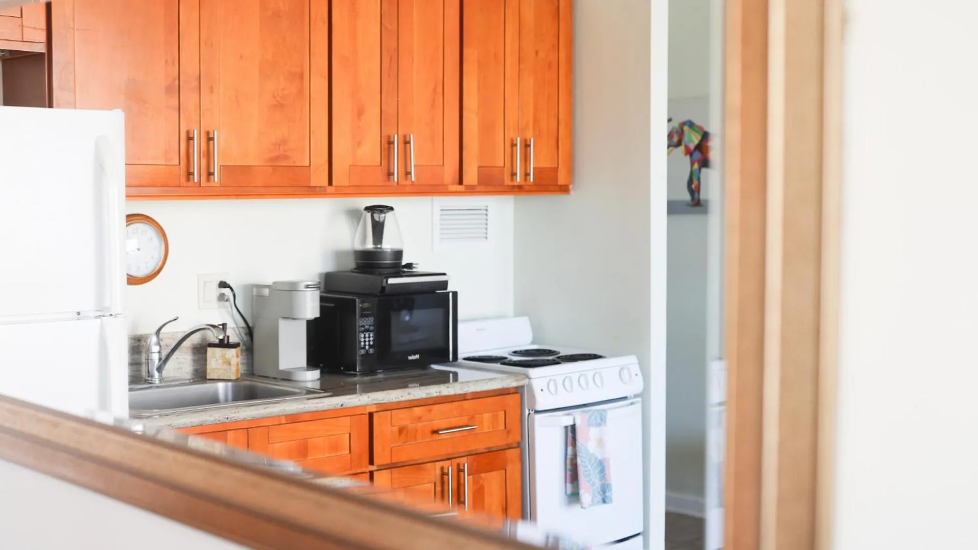 Tropical Studios At Marine Surf Waikiki - Free Parking - Best Location - Full Kitchen - Swimming Pool Honolulu Apartman
