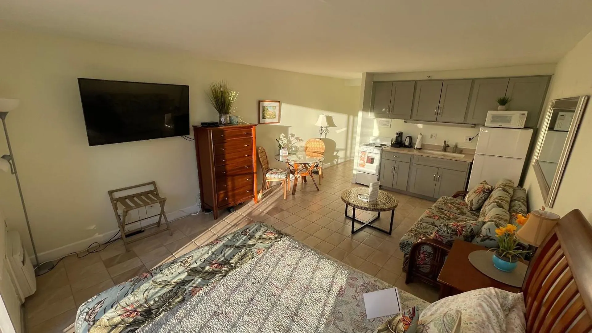 Tropical Studios At Marine Surf Waikiki - Free Parking - Best Location - Full Kitchen - Swimming Pool Honolulu