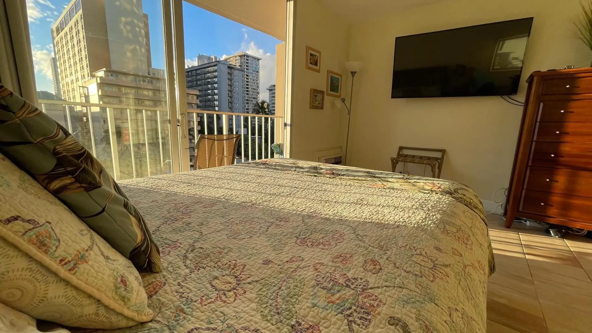 Tropical Studios At Marine Surf Waikiki - Free Parking - Best Location - Full Kitchen - Swimming Pool Honolulu